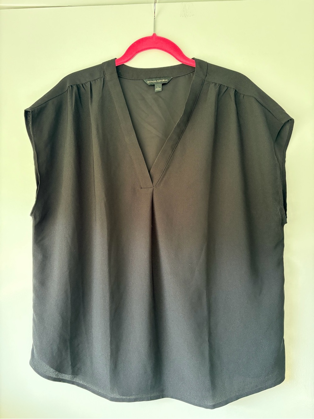 Banana Republic Black V-Neck Cap Sleeve Blouse - Size L